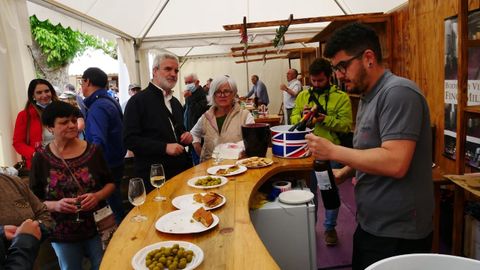 Vinos y aperitivos en una de las casetas de la feria