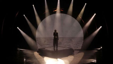 Holanda, con una balada intimista en la final de Eurovisión