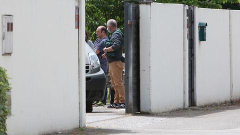 Miembros de la Guardia Civil montan guardia en la vivienda ubicada en La Mata, en el municipio de Grado (Asturias), en la que se produjo una intoxicacin por monxido de carbono. Un hombre ha fallecido y una mujer y dos menores de edad se encuentran graves 