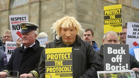 Manifestantes contrarios a Johnson se concentraron en la visita que el primer ministro británico realizó a Irlanda del Norte