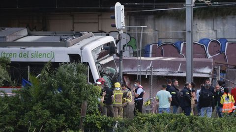 Miembros del servicio de emergencia y agentes de los Mossos en el lugar donde se produjo el choque