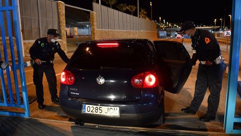 Control de pasajeros en la frontera de Ceuta