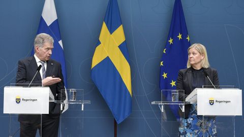 La primera ministra sueca, Magdalena Andersson, en rueda de prensa conjunta con el presidente de Finlandia, Sauli Niinist, de visita oficial en Estocolmo.