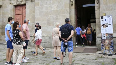 Visitantes, a la entrada del Museo Catedralicio de Lugo, cuya puerta da acceso también al templo
