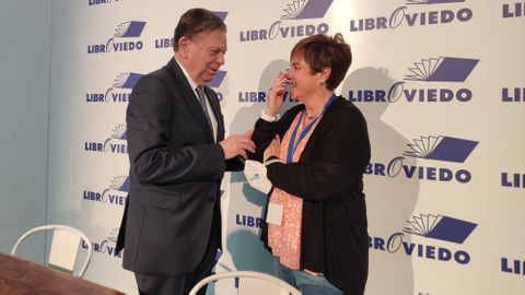 El alcalde Alfredo Canteli charla con la presidenta de la Asociación de Librerías de Oviedo, Mar Prieto, en la inauguración de LibrOviedo