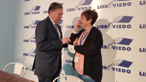 El alcalde Alfredo Canteli charla con la presidenta de la Asociacin de Libreras de Oviedo, Mar Prieto, en la inauguracin de LibrOviedo