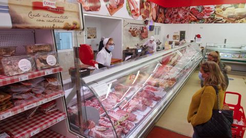 Carnicería del supermercado de la cooperativa en O Val, en Narón