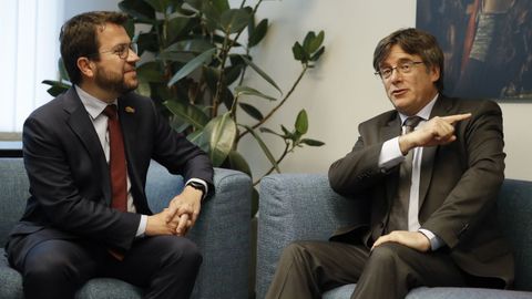 Aragons y Puigdemont durante un encuentro que mantuvieron en Bruselas