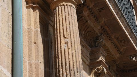 Impactos de bala en una columna y la fachada del monasterio de las Pelayas de Oviedo, con toda probabilidad de la revolución de 1934. En esas fechas el lugar fue incendiado y posteriormente reconstruido