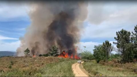 Captura de un vídeo en el que se ven los primeros momentos del incendio forestal de este jueves en Pombeiro (Pantón)