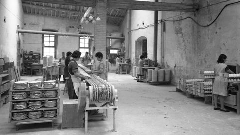 Trabajadoras en la fbrica de loza La Asturiana