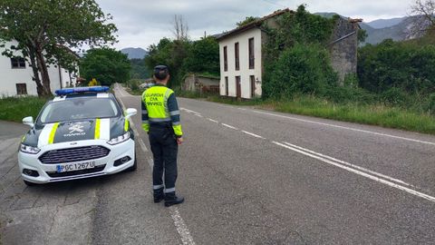 Control de tráfico en una carretera asturiana