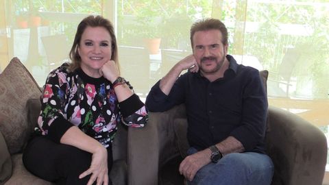 los cantantes argentinos Lucía Galán y Joaquín Galán, conocidos como Pimpinela, mientras posan durante una entrevista