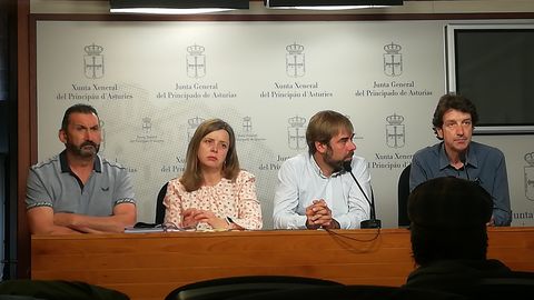 El diputado de Podemos Daniel Ripa y la portavoz de Somos Oviedo, Ana Taboada, con trabajadores de la fábrica de armas de Trubia