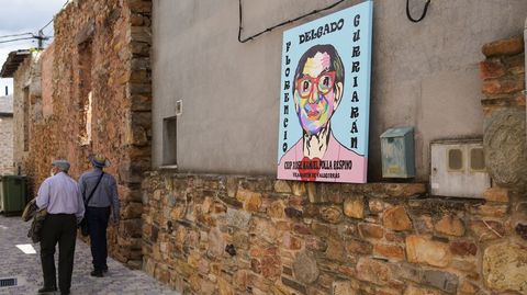 Crgomo loce para Florencio.Escolares da provincia firman os cadros colgados nas ras de Crgomo