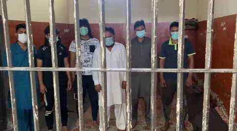 Los seis detenidos por su presunta relacin con el asesinato de dos hermanas en Pakistn