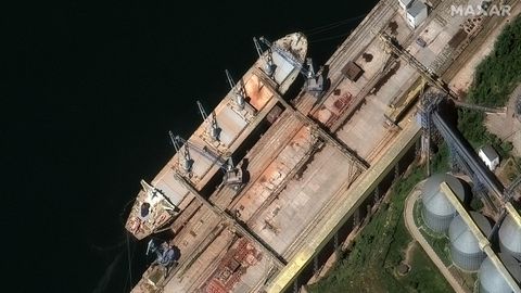 Uno de los dos buques graneleros con bandera rusa atracando y cargando lo que se cree que es grano ucraniano robado en Sebastopol.