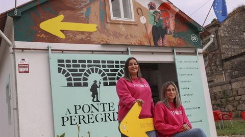 Noelia (en la foto, a la izquierda) y Zaira (a la derecha) estn detrs de la apertura de A Ponte do Peregrino, en la ra Calzada de A Ponte (Padrn).
