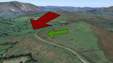 El pico Mirayu (Grado, Asturias), posicin fortificada asturiana propuesta por los arquelogos para la batalla de los Lutos (o los Llodos). La flecha roja indica el posible avance de las tropas musulmanas. La verde, la defensa de los cristianos. La actual carretera es el camino de la Mesa