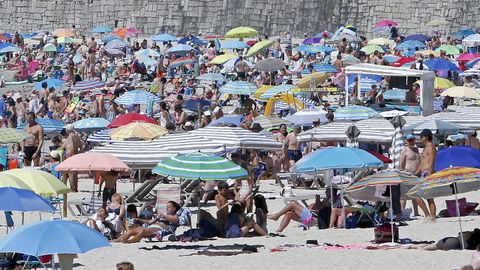 La playa de Silgar, en Sanxenxo, abarrotada de turistas el pasado agosto.