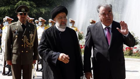 El presidente iran, Ibahim Raisi, junto a su homlogo tayiko, Emomali Rahmon, durante un enuentro en Tehern.