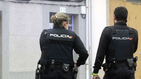 Imagen de archivo de dos agentes de la Policía Nacional.