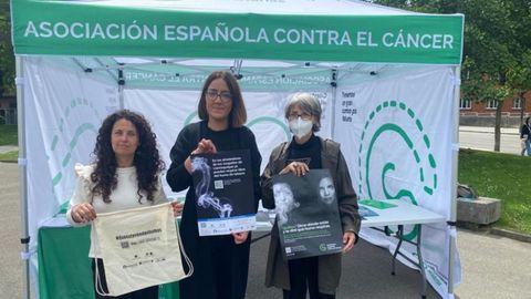 La concejala de Juventud, Covadonga Díaz; la directora del Área de Prevención de la Fundación C.E.S.P.A.-Proyecto Hombre, Aránzazu Fernández; y la presidenta de la Junta Provincial de Asturias de la Asociación Española contra el Cáncer, Yolanda Calero