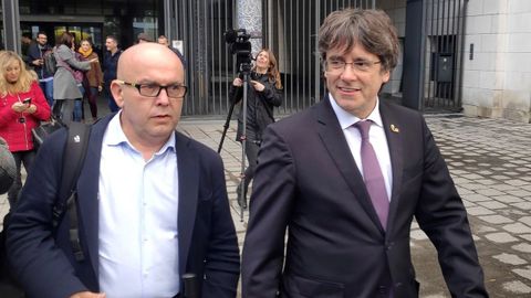 Gonzalo Boye acompaña a Carles Puigdemont en Bruselas.