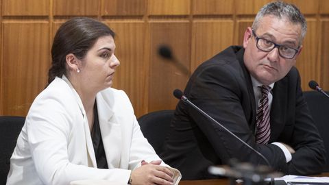 El abogado defensor (d) de la joven a la que se juzga desde este lunes en la Audiencia Provincial de Murcia acusada de asesinar al bebé que acababa de alumbrar en el domicilio familiar (i), en Yecla, Murcia, en una imagen de archivo