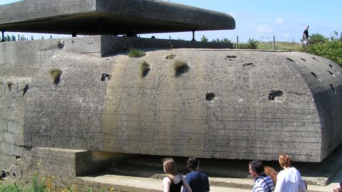 Búnker del Muro Atlántico de Hitler en la playa Omaha (Normandía), construido por presos de guerra hacia el año 1944