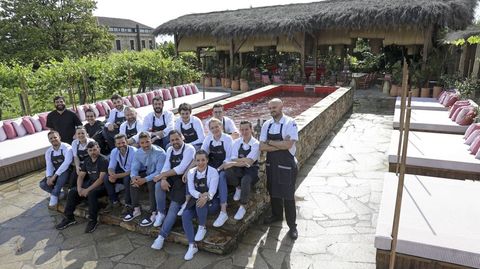 El equipo de Casa Beatnik, con Juan Carlos Alonso al frente (en la fila de abajo, con camisa vaquera), junto a la piscina de sal y tumbonas. El exterior de la finca cuenta, además, con zonas de restauración y de bienestar, yurtas, dos iglusaunas, un viñedo y un jardín renovado en el que conviven plantas autóctonas y otras variedades tropicales que han añadido, además de cuarenta olivos.