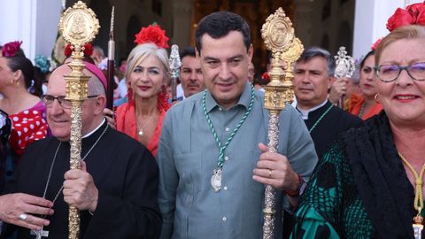 El presidente de la Junta de Andalucía y candidato del PP a la reelección el 19J, Juanma Moreno Bonilla, este sábado, en la ermita de la Virgen del Rocío