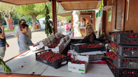 Uno de los tres puestos en los que se podían comprar cerezas este año en San Clodio