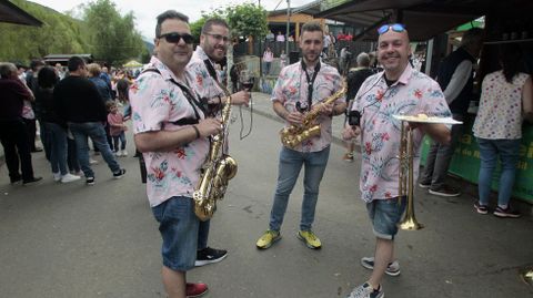La charanga Os Caliqueños, de Celanova, tocó este domingo en el recinto de la Festa da Cereixa e o Aceite de Ribas de Sil