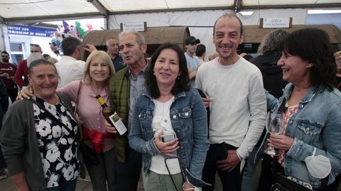 Las hermanas Mónica y Loli Santos, de Bilbao (las dos primeras por la izquierda), pudieron venir este año a la Feira do Viño de Chantada gracias al cambio de fechas