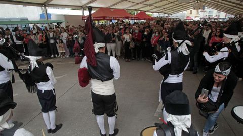 La banda municipal de gaitas de Chantada actu este domingo en el recinto de la Feira do Vio de Chantada