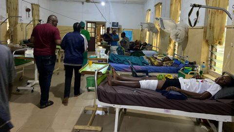 Víctimas del ataque a la iglesia de San Francisco en el hospital de San Luis, en Nigeria.