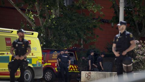 Negociadores de la Policía Nacional durante el atrincheramiento de un hombre con su hija en Coslada.
