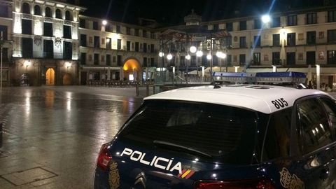 Vehculo de la Polica Nacional en Tudela, localidad de procedencia de la ltima vctima de la banda del Badoo.