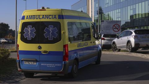 Imagen de archivo de una ambulancia frente a un hospital.