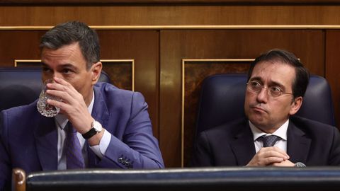 El presidente del Congreso, Pedro Snchez, junto al ministro de Exteriores, Jos Manuel Albares, en el Congreso de los Diputados.