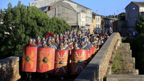 Las tropas romanas inician el asalto al castro galaico.