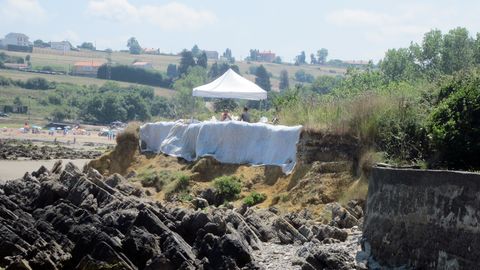 Excavación del yacimiento arqueológico de Traslaiglesia, en Bañugues (Gozón, Asturias), muy deteriorado por la acción del mar