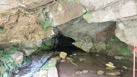 En la primera parada a pie, en Santalla de Abaixo, se encuentra la nica cueva de Luzara que est abierta y es visitable. Por el valle samonense hay ms espacios de este tipo, pero estn cerrados por seguridad