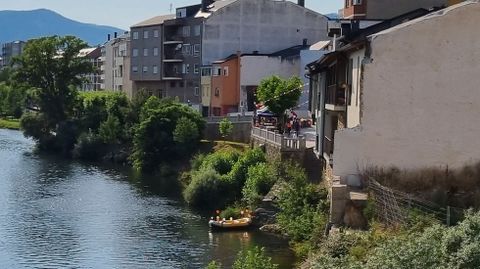 La barca cruza de nuevo el ro Sil hasta Viloira