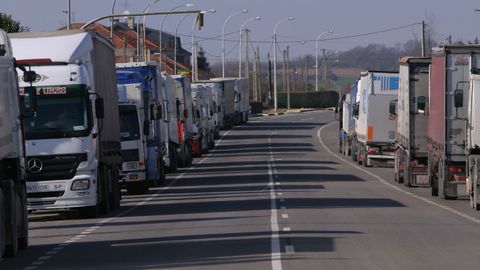 Imagen de archivo de camiones estacionados en el arcn de una carretera de Ourense