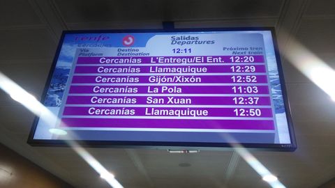 Información de las próximas salidas en la estación de La Corredoria con la toponimia en asturiano.