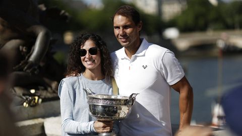 La pareja con el trofeo de la última victoria en Roland Garros