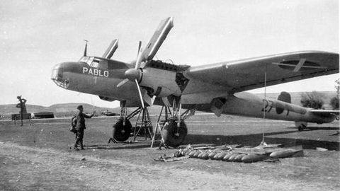 Un bombardero Dornier Do-17 (apodado «El bacalao» de la Legión Cóndor, preparado para cargar bombas durante la Guerra Civil española. Este modelo participó en la batalla del Mazuco