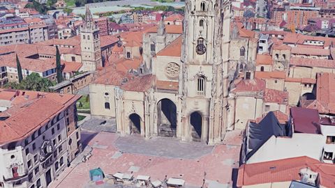 La zona gris del pavimento frente a la Catedral de Oviedo